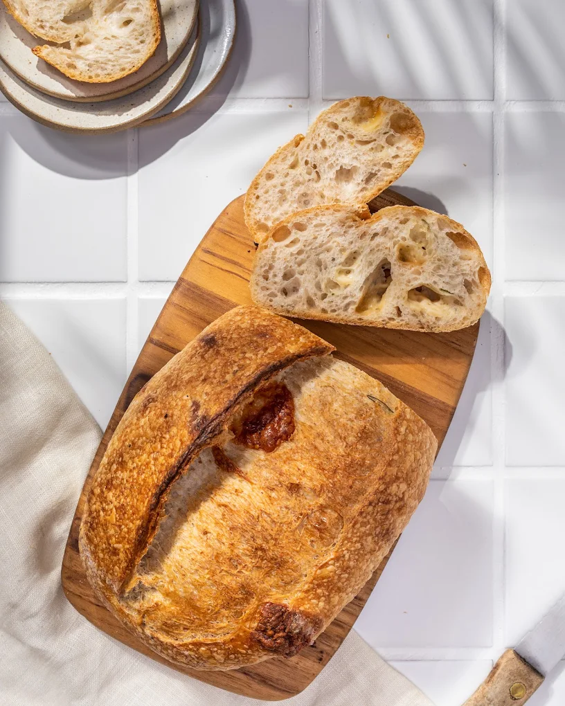 Pão sourdough artesanal da Nema em tábua de madeira
