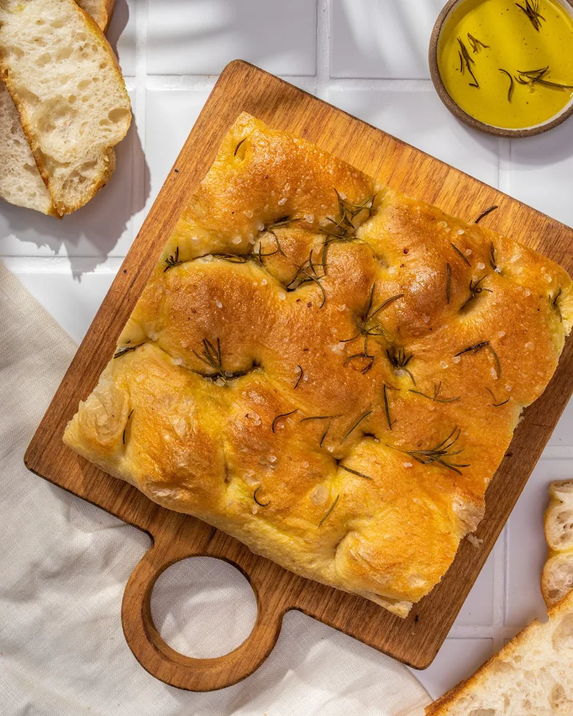 Focaccia de longa fermentação com azeite e alecrim