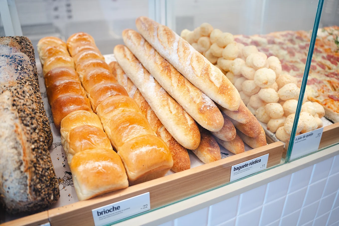 Vitrine de pães artesanais fresquinhos da Nema