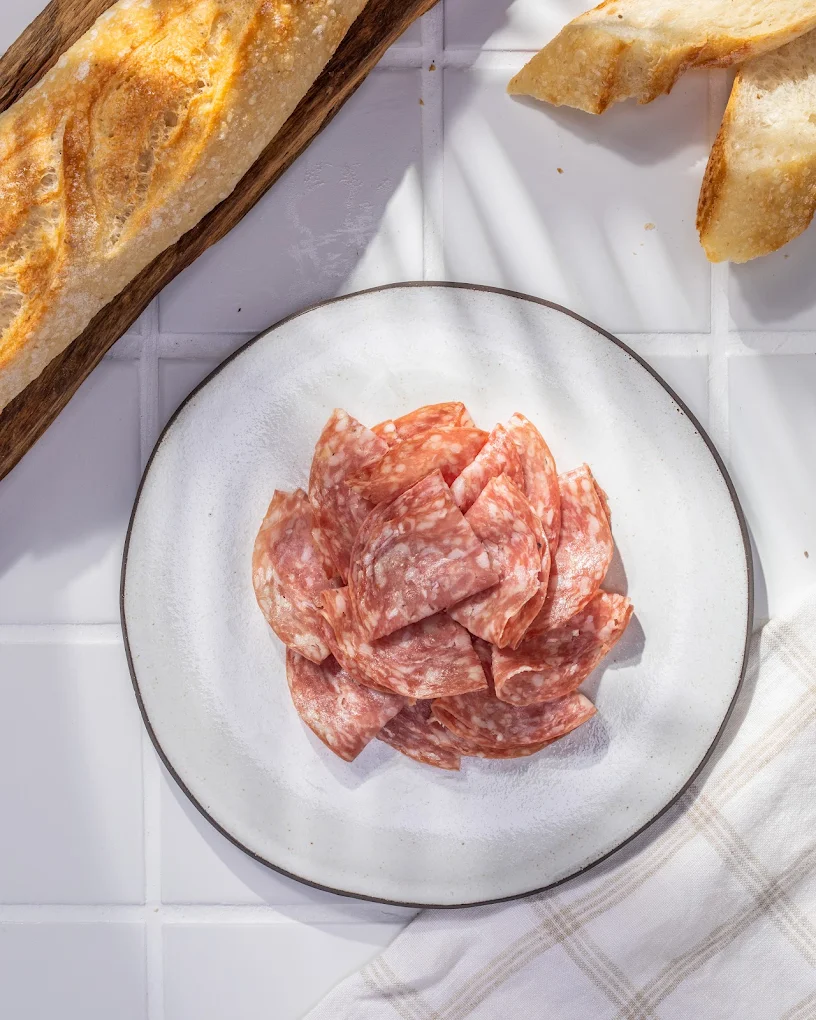 Salame italiano fatiado da mercearia da Nema